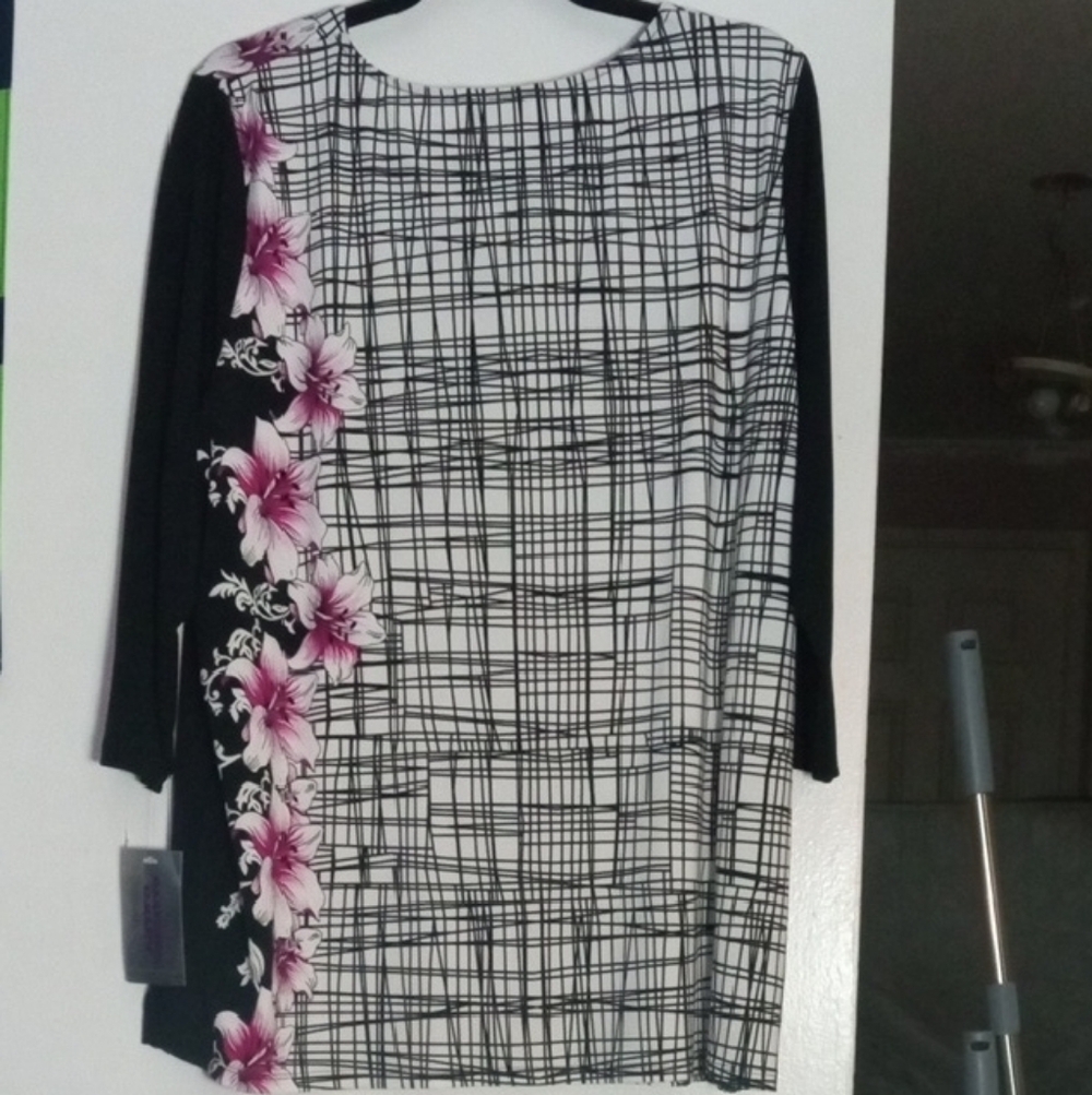 NWT Black and White Floral Women's Top Size 1X - Picture 4 of 4